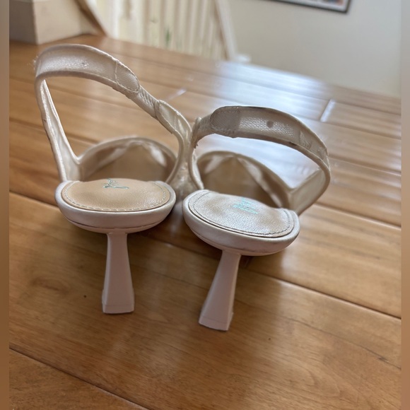 Betsey Johnson Ivory embroidered Nikki Heels size 6.5 - Picture 5 of 6